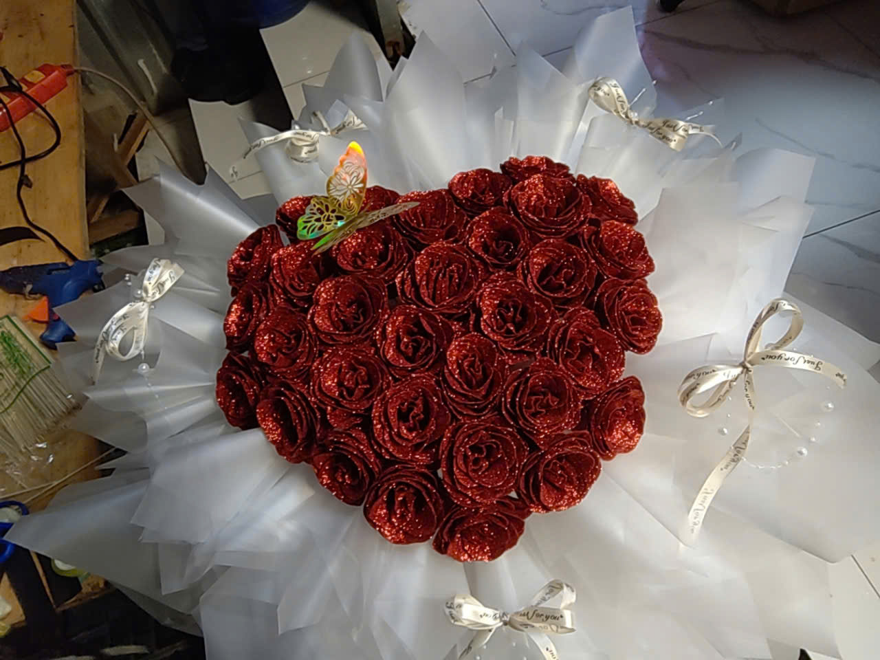 Bó Hoa Trái Tim Đỏ Nhũ Bao Trắng