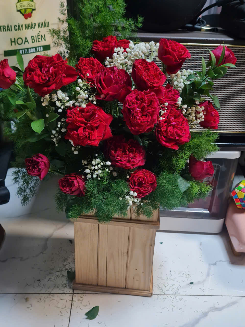 Hộp Hoa Hồng Vườn Đỏ Baby's Breath