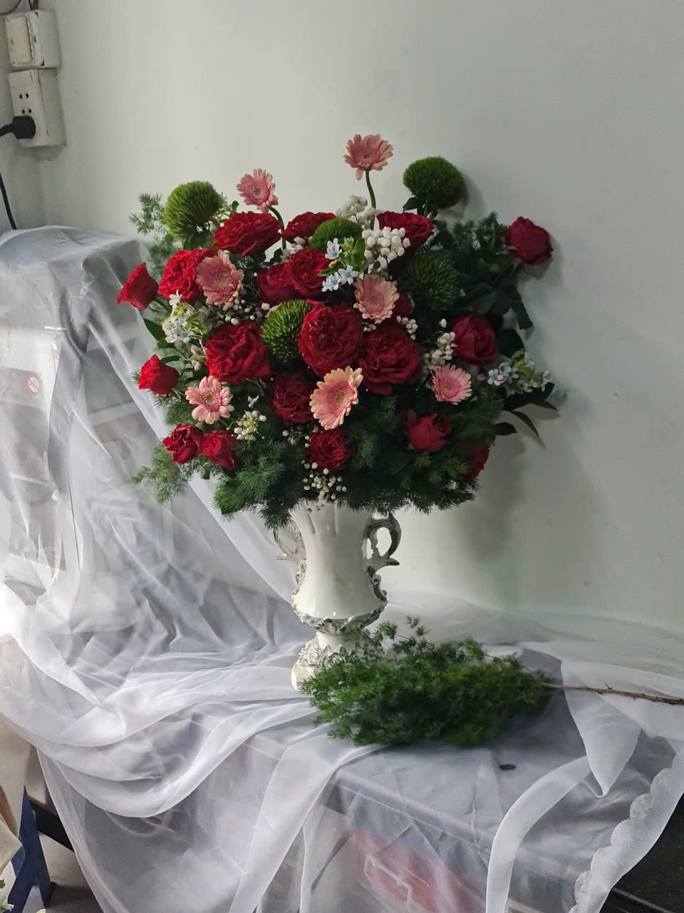 Bình Hoa Hồng Đỏ Mix Gerbera Hoàng Gia