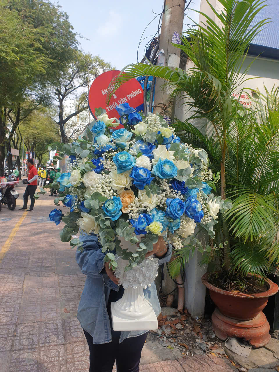 Bình Hoa Khai Trương Xanh Trắng Hoàng Gia